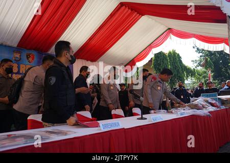 Makassar, Sulawesi du Sud, Indonésie. 1st septembre 2022. La police régionale de Sulawesi du Sud a découvert des affaires criminelles pendant trois semaines dans le cadre d'une opération appelée OperASI SIKAT qui s'est tenue dans la ville de Makassar, Gowa Regency et Maros Regency. Des dizaines de suspects et de preuves ont été obtenus et présentés lors d'une conférence de presse tenue mercredi au quartier général de la police de Sulawesi Sud, à 1 septembre 2022. Les cas révélés étaient le vol qualifié, le vol et les crimes de voies de fait au moyen de flèches. (Credit image: © Herwin Bahar/Pacific Press via ZUMA Press Wire) Banque D'Images