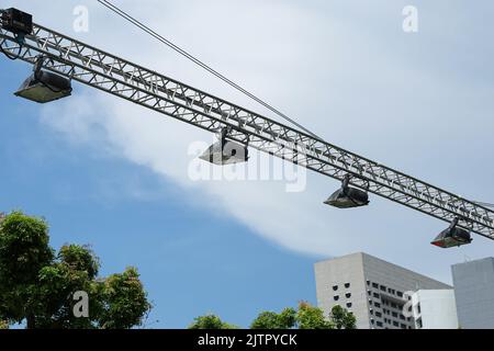 Singapour, Singapour. 01st septembre 2022. Les feux sont utilisés pour éclairer le circuit de course alors que les préparatifs ont lieu avant le Grand Prix de Singapour de Formule 1 2022. Singapour se prépare à accueillir des événements de classe mondiale après la pandémie COVID-19 et les billets pour l'événement à venir ont dépassé 2019 et devraient être les plus grands participants depuis la première édition de 2008. Le Grand Prix de Singapour a été annulé en 2020 et 2021 et se déroulera cette année de 30 septembre à 2 octobre. (Photo de Lionel ng/SOPA Images/Sipa USA) crédit: SIPA USA/Alay Live News Banque D'Images