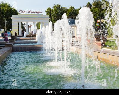 Yoshkar-Ola, 26 août 2022 : fontaine d'eau sur le boulevard Chavaina et vue sur la porte du parc central de la culture et des loisirs sur la rue Sovetskaya dedans Banque D'Images