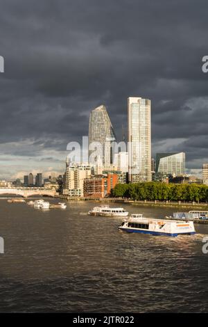 Vue sur la Tamise et les gratte-ciels de la ville de Londres, vue depuis le pont de Waterloo, Londres, Angleterre, Royaume-Uni Banque D'Images