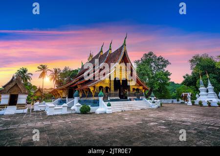 Wat Xieng Thong (Temple de la ville d'or) au coucher du soleil à Luang Prabang, Laos. Banque D'Images