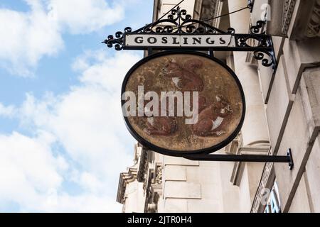 Gros plan de la branche « Gosslings » de Barclays Bank sur Fleet Street au panneau des trois écureuils, 19 Fleet Street, Temple, Londres, EC4, Angleterre Banque D'Images