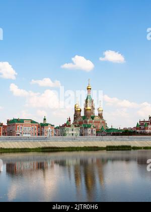 Cathédrale Blagoveshchensky sur le remblai de Voskresenskaya de la rivière Malaya Kokshaga dans la ville de Yoshkar-ola le jour d'été ensoleillé Banque D'Images