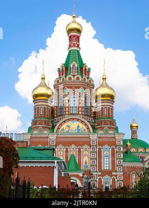 Vue de face de la cathédrale de l'Annonciation de la Sainte Vierge Marie dans la ville de Yoshkar-ola le jour ensoleillé de l'été Banque D'Images