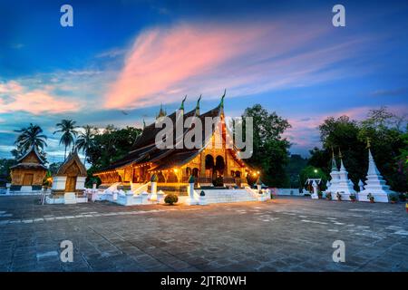 Temple Wat Xieng thong au crépuscule à Luang Pra bang, Laos. Banque D'Images