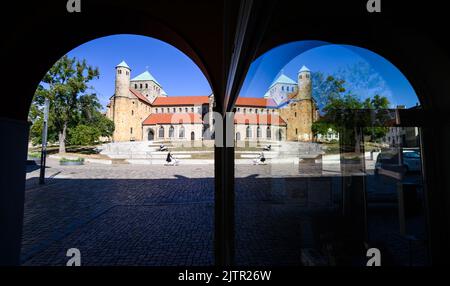 Hildesheim, Allemagne. 01st septembre 2022. Le site classé au patrimoine mondial de l'UNESCO, St. Michaelis, se reflète dans une vitrine sous une arche. L'église Saint-Michel a été construite de 1010 à 1022 et est considérée comme un témoignage exceptionnel de l'art religieux dans le Saint-Empire romain. Credit: Julian Stratenschulte/dpa/Alay Live News Banque D'Images