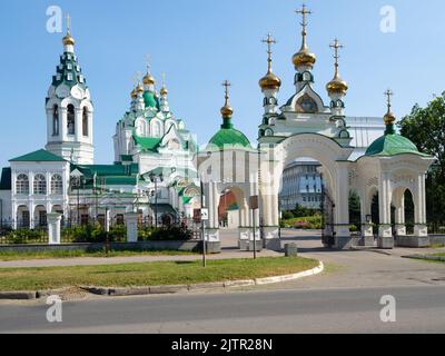 Vue sur l'église de la Sainte Trinité depuis la rue Voznesenskaya à Yoshkar-Ola le jour d'été ensoleillé. L'église Sainte-Trinité est le plus ancien temple de Tsarevoko Banque D'Images