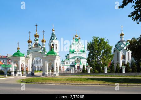 Vue sur l'église de la Sainte Trinité avec chapelle de la rue Voznesenskaya à Yoshkar-Ola le jour d'été ensoleillé. L'église Sainte-Trinité est le plus ancien temple Banque D'Images
