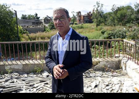 RÉGION DE KIEV, UKRAINE - le 01 SEPTEMBRE 2022 - le Président de l'Union interparlementaire Duarte Pachecu est vu au cours d'un voyage de travail pour examiner les suites de l'occupation par les forces armées russes, dans les locaux d'un canton détruit par les troupes russes, la maternelle de Makariv, région de Kiev, centre-nord de l'Ukraine. Banque D'Images