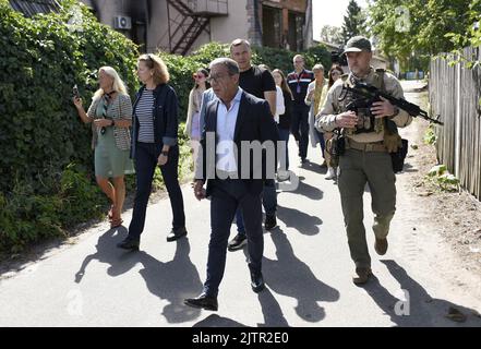 RÉGION DE KIEV, UKRAINE - le 01 SEPTEMBRE 2022 - le Président de l'Union interparlementaire Duarte Pachecu est vu au cours d'un voyage de travail pour examiner les suites de l'occupation par les forces armées russes, dans les locaux d'un canton détruit par les troupes russes, la maternelle de Makariv, région de Kiev, centre-nord de l'Ukraine. Banque D'Images