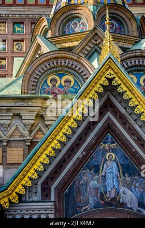 Détails de la façade et des fresques de la célèbre et colorée église du Sauveur sur le sang renversé à Saint-Pétersbourg, Russie Banque D'Images