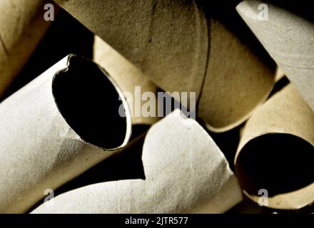 La marque de papier toilette Cushelle retire le tube intérieur en carton de ses rouleaux de toilettes ou rouleaux de toilettes dans un effort pour réduire les déchets. Selon les médias, l’ancienne star du Blue Peter Peter Peter Purves aurait déclaré qu’il s’agit d’une « catastrophe complète » puisqu’elle prend un facteur important dans la fabrication d’objets d’art et d’artisanat. Banque D'Images