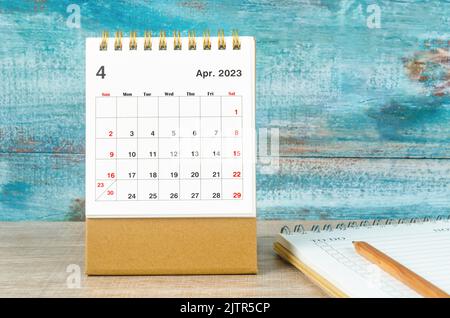 Avril 2023 Calendrier mensuel de bureau pour 2023 ans avec journal. Banque D'Images