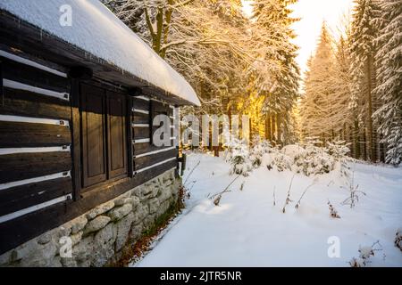 Petite cabine en bois en hiver Banque D'Images