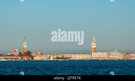 Venise, Italie - 30 octobre 2021 : le lagon de Venise avec campanile et palais des doges, jour ensoleillé en automne Banque D'Images