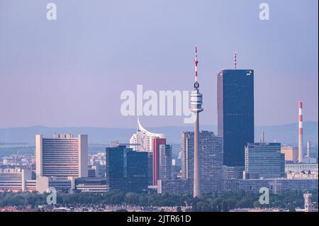 Vienne, Autriche - 21 mai 2021 : vue panoramique sur Vienne (Autriche), journée ensoleillée au printemps, bâtiment des Nations Unies, Donauturm Banque D'Images