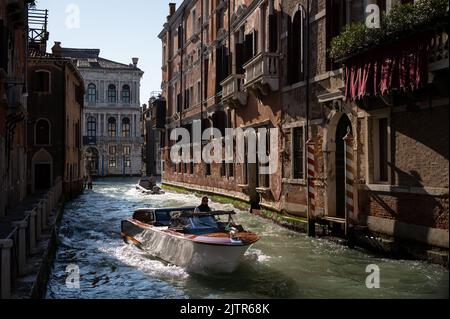 Venise, Italie - 30 octobre 2021: Canal avec bateau-taxi sur Venise par une journée ensoleillée en automne, ancien palais Banque D'Images