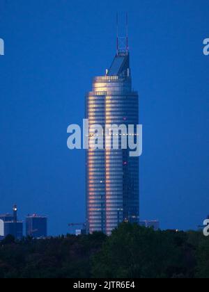 Vienne, Autriche - 13 août 2022 : Milléniumstower, matin clair en été, lever du soleil, heure bleue Banque D'Images