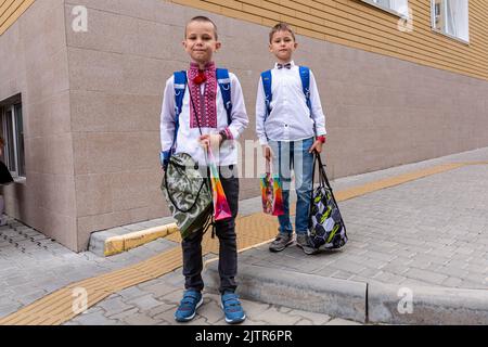 Odessa, Ukraine. 01st septembre 2022. Les enfants assistent au jour d'ouverture de l'année scolaire dans un célèbre complexe de la mer Noire à Odessa. Les enfants reviennent à l'école car le pays dépasse 6 mois après l'invasion russe. Seules les écoles qui doivent sauver des abris à la bombe seront ouvertes. Seul un petit pourcentage d'enfants dans la région d'Odessa reviennent physiquement à l'école, la plupart des enfants continueront à apprendre en ligne. Crédit : SOPA Images Limited/Alamy Live News Banque D'Images