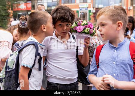 Odessa, Ukraine. 01st septembre 2022. Les enfants bavarder en attendant d'entrer dans leur école pendant le jour d'ouverture de l'année scolaire dans une célèbre station de la mer Noire à Odessa. Les enfants reviennent à l'école car le pays dépasse 6 mois après l'invasion russe. Seules les écoles qui doivent sauver des abris à la bombe seront ouvertes. Seul un petit pourcentage d'enfants dans la région d'Odessa reviennent physiquement à l'école, la plupart des enfants continueront à apprendre en ligne. Crédit : SOPA Images Limited/Alamy Live News Banque D'Images