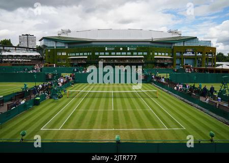 Vues générales de la Cour 10 aux Championnats 2022. Tenue au All England Lawn tennis Club, Wimbledon. Jour 1 lundi 27/06/2022. Banque D'Images