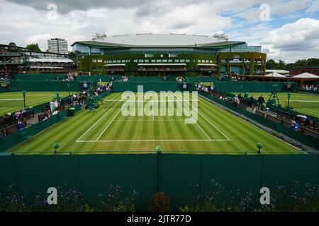 Vues générales de la Cour 10 aux Championnats 2022. Tenue au All England Lawn tennis Club, Wimbledon. Jour 1 lundi 27/06/2022. Banque D'Images