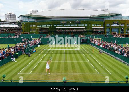 Alize Cornet et Yulia Putintseva sur la court 10 aux Championnats 2022. Tenue au All England Lawn tennis Club, Wimbledon. Jour 2 Mardi 28/06/2022 Banque D'Images