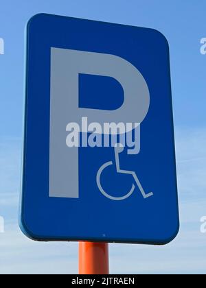 Plan vertical sur un panneau belge bleu pour les places de parking réservées aux personnes à mobilité réduite Banque D'Images