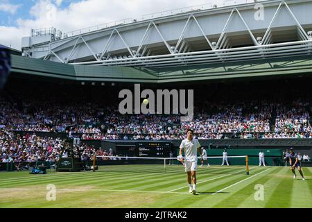 Brandon Nakashima des États-Unis et Nick Kyrgios de l'Australie sur le Centre court aux championnats de Wimbledon 2022. Banque D'Images