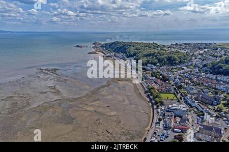 De la fumée s'illumine dans le ciel lorsqu'un incendie majeur a éclaté à la vieille discothèque Cendrillon de Mumbles Pier près de Swansea cet après-midi. Banque D'Images