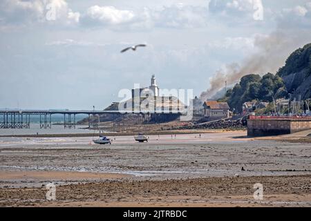 De la fumée s'illumine dans le ciel lorsqu'un incendie majeur a éclaté à la vieille discothèque Cendrillon de Mumbles Pier près de Swansea cet après-midi. Banque D'Images