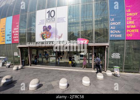 Strasbourg, France - 08 août 2022 : Gare de Strasbourg, gare centrale de Strasbourg, région Alsace, France. Façade de buil original Banque D'Images