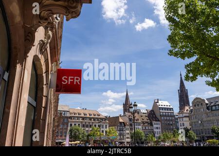 Strasbourg, France - 08 août 2022 : logo de la boutique SFR, opérateur téléphonique français. Banque D'Images