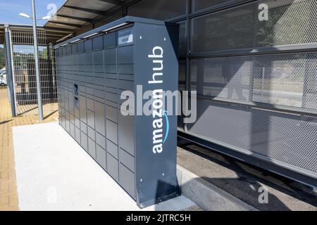 Wingen sur Moder, France - 08 août 2022 : Amazon Hub Locker, où les clients peuvent prendre leur commande eux-mêmes. Banque D'Images