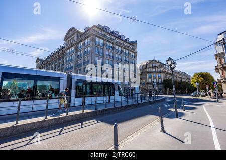 Strasbourg, France - 08 août 2022 : les transports publics comme le tram sont une façon typique de se déplacer à travers la ville, écologique et vert Banque D'Images