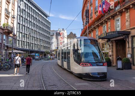 Strasbourg, France - 08 août 2022 : les transports publics comme le tram sont une façon typique de se déplacer à travers la ville, écologique et vert Banque D'Images