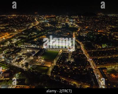 Une image aérienne montrant Tynecastle Park, Édimbourg, stade du cœur du Midlothian football Club la nuit suivant un match. Banque D'Images