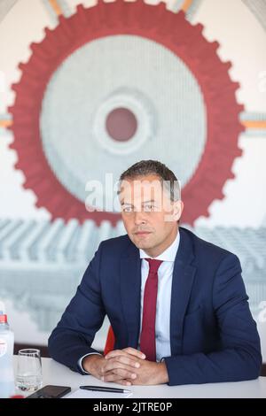 Le président d'Open VLD, Egbert Lachaert, visite le site de Cockerill à Seraing, le jeudi 01 septembre 2022. Les présidents des deux partis libéraux se rendent dans l'entreprise pour parler de l'avenir de l'industrie, de l'innovation et du réchauffement de la planète ou du changement climatique. BELGA PHOTO BRUNO FAHY Banque D'Images