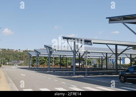 L'illustration montre des panneaux solaires lors d'une visite sur le site de Cockerill à Seraing, le jeudi 01 septembre 2022. Les présidents des deux partis libéraux se rendent dans l'entreprise pour parler de l'avenir de l'industrie, de l'innovation et du réchauffement de la planète ou du changement climatique. BELGA PHOTO BRUNO FAHY Banque D'Images