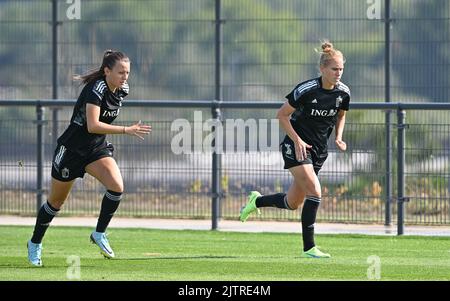 Tubize, Belgique, 01 septembre 2022. Hannah Eurlings en Belgique et Janice Cayman en Belgique ont photographié en action lors d'une session de formation de l'équipe nationale féminine de football belge les flammes rouges, à Tubize, le jeudi 01 septembre 2022. Vendredi, l'équipe jouera en Norvège dans les qualifications pour les Championnats du monde. BELGA PHOTO DAVID CATRY Banque D'Images