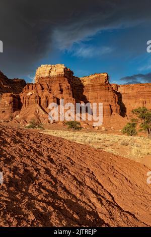 Une tempête s'approche au-dessus de la roche rouge de la région de Chimney du parc national de Capitol Reef, comté de Wayne, Utah Banque D'Images