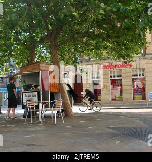 Ipswich, Suffolk, Royaume-Uni - 1 septembre 2022 : matin ensoleillé dans le centre-ville. Café extérieur et Ladbrokes, Princes Street. Banque D'Images