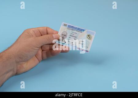 Un homme avec une carte d'identité italienne dans les mains Banque D'Images