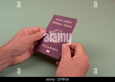 Un homme avec un passeport italien dans les mains Banque D'Images