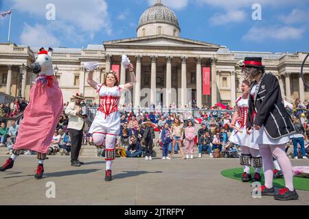 Les gens regardent les danseuses de Morris pendant qu'ils se rassemblent pour les célébrations de la fête de St George à Trafalgar Square, dans le centre de Londres. Banque D'Images