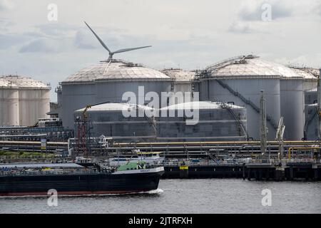 Petroleumhaven, Vopak terminal Europoort, exploitation de réservoirs de pétrole brut, plus de 99 grands réservoirs et 22 terminaux de chargement pour les navires étrangers et intérieurs, EuroPoor Banque D'Images