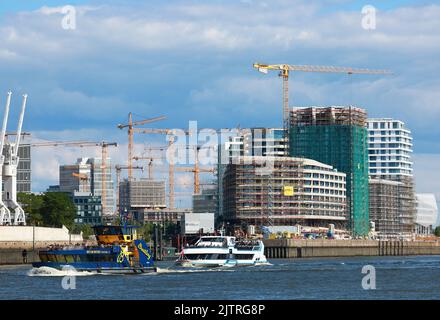 Hambourg, Allemagne. 01st septembre 2022. De nombreuses grues de construction peuvent être vues à divers chantiers de Hafencity. Credit: Christian Charisius/dpa/Alay Live News Banque D'Images