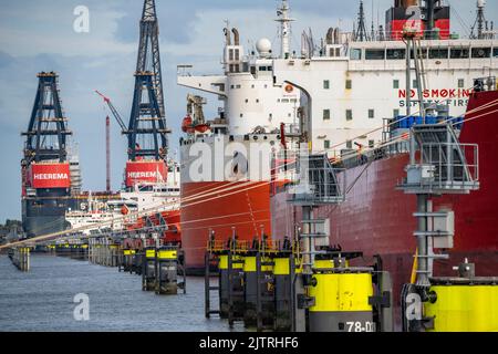 Port pétrolier, pétroliers attendant un nouveau chargement dans le port d'Europoort, en arrière-plan la plus grande grue flottante du monde, Heerema Sleipnir, de RO Banque D'Images