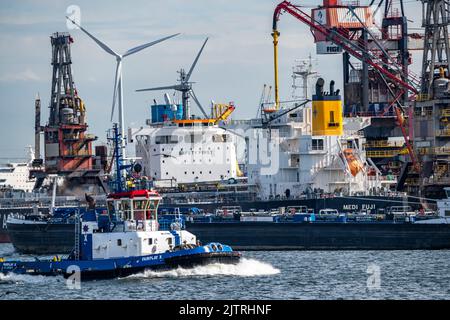Petroleumhaven, pétroliers en attente de nouveaux chargements au port d'Europoort, parc éolien, de Rotterdam, pays-Bas, Banque D'Images