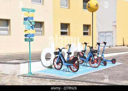 Dott, point de location de vélos électriques et de scooters, Cité de la musique dans le Parc de la Villette, Paris, poste de signalisation comparant les horaires avec les transports en commun Banque D'Images